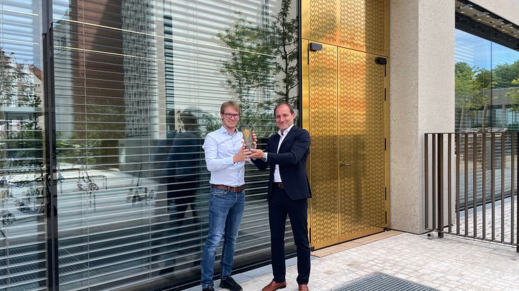 Kategorie Fenster, Fassade, Wintergarten: Projektleiter Peter Groß und Geschäftsführer Gerhard Lehner von Schindler Fenster + Fassaden feiern den Sieg.