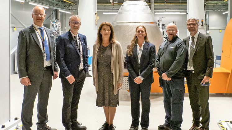 Ann Linde tillsammans med (från vänster) Stefan Oscarsson, Martin Thordén, Carolina Kalliokorpi, Lennart Berggren och Joakim Andersson från GKN Aerospace i produktionsverkstaden för raketmunstycken.