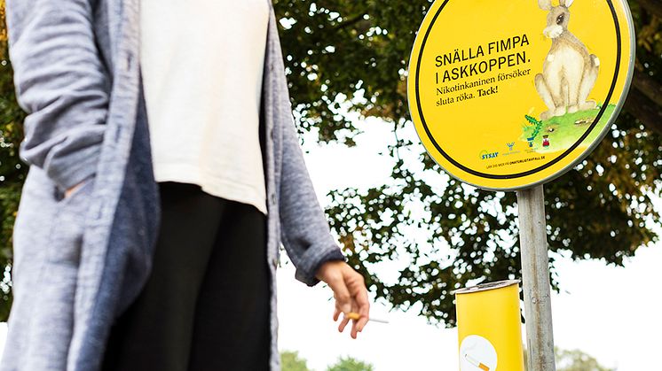 Utvalda hållplatser fick sällskap av nikotinkaninen som försöker sluta röka. Hela 56 procent eller 1 100 fimpar slängdes i askkoppen istället för på marken.