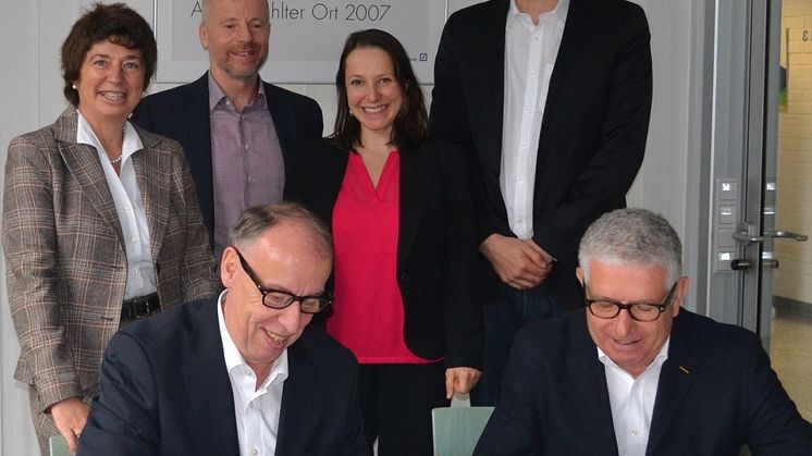 (v.li.): Prof. Dr. Dolores Sanchez Bengoa, Christoph Steinbach, Dr. Mareike Martini, Daniel Strigel. Unterzeichner: Prof. Dr. Michael Nagy (li.), Prof. Michael Hölz. Foto: Franz Motzko