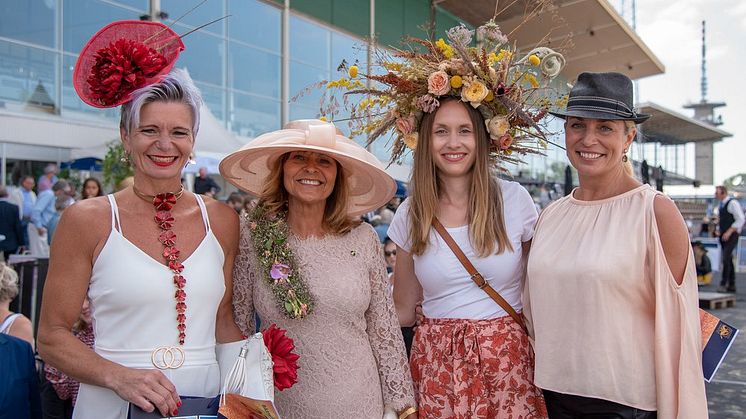 Ann Wilson tillsammans med pristagarna i hattparaden på Svenskt Derby-dagen 2019. Foto: Svensk Galopp