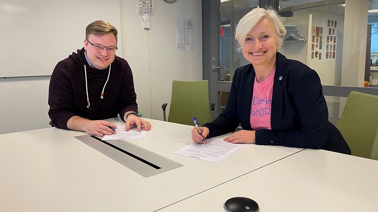 Signering Innlandet fylkeskommune og FORUT - Foto Ingvar Midthun.jpg