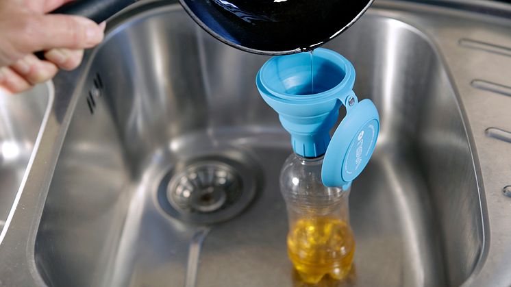 Häll gammal matolja i en plastflaska med kork och lägg den i restavfallet. Med NSVAs fettratt går det ännu lättare!