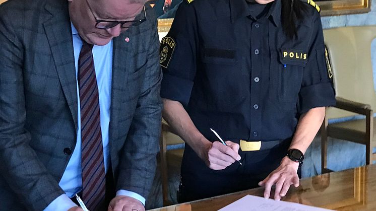 Anders Teljebäck (S) kommunstyrelsens ordförande och Linda Hedmark tf Lokalpolisområdeschef Västerås skriver under samverkansöverenskommelsen