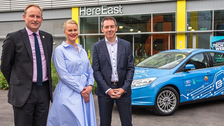 STOLTE: Her er (fra venstre) direktør Gavin Pool i Here East, Claire Cockerton, direktør for innovasjonssenteret Plexal, og Europa-sjefen i Ford Europa Steve Armstrong. 