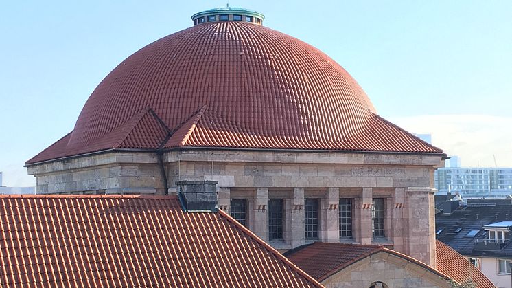 Sanierungspreis 17 Steildach: Mit der komplexen Sanierung des Kuppeldaches einer Synagoge in Frankfurt setzte sich die Dachdeckermeister Willy A. Löw AG durch.