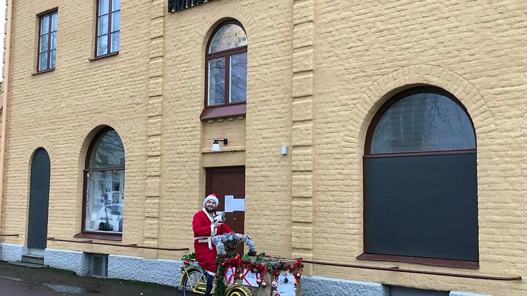 Tomten gör sig redo att cykla ut. Foto: Tolvmansgatans fritidsgård.