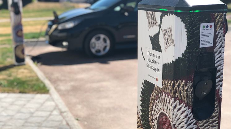 Fyra publika laddplatser för laddbara bilar vid Leksands Sparbank i Leksand