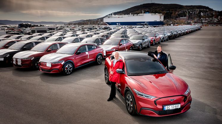 Administrerende direktør Per Gunnar Berg og informasjonsdirektør Anne Sønsteby i Ford Motor Norge, Drammen Havn 28. april 2021 Mustang Mach-E