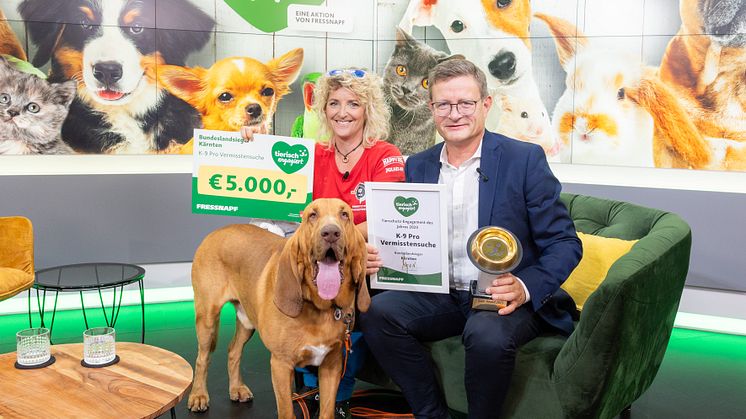 Der Goldene Fressnapf für Tierschutz in Kärnten: (v.l.n.r.) Alexandra Grunow von K9 EXPERTS und Hermann Aigner, Geschäftsführer Fressnapf Österreich.