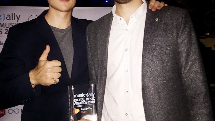 Sony Musics Jacob Kihlbaum & Marcus Sebek tar emot pris i London 