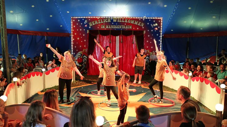 Mit Musik unterlegt führten die Schülerinnen und Schüler der HSS ihr Geschick mit den Hula-Hoop-Reifen auf.