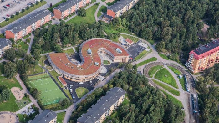 Landamäreskolan ligger i en sluttning omgärdad av talldungar. Skolan är tillverkad till 80 procent i trä. Foto: Leif Gustavsson