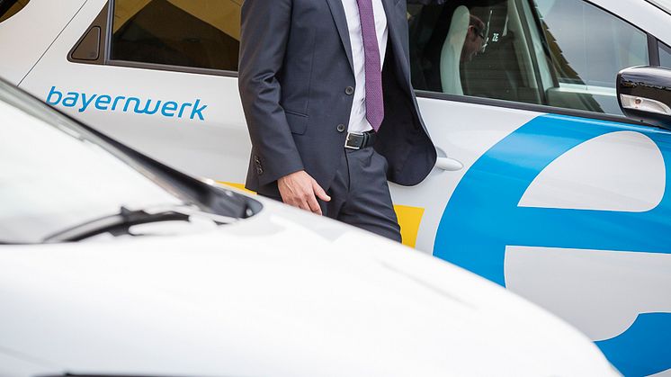 „Wir wollen damit an unseren Standorten Impulse setzen, E-Mobilität erlebbar machen, Berührungsängste abbauen und neue Erfahrungen sammeln“, betonte Bayernwerk-Vorstandsvorsitzender Reimund Gotzel.