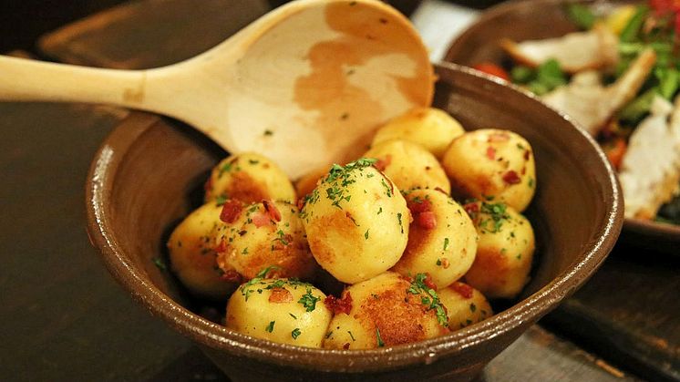 Grießknödel als Teil der Hauptspeise des Luther-Menüs im Gasthaus "Barthels Hof"