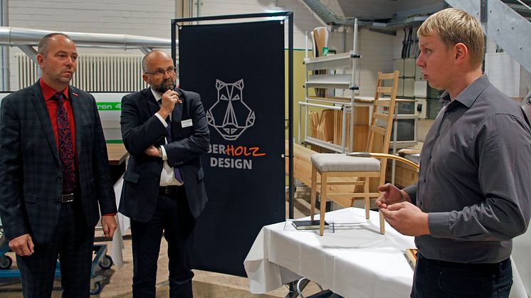Tom Brodhagen (v.r.) erklärt Landrat Daniel Kurth und Handelskammer-Präsident Wolf-Harald Krüger seine Geschäftsidee. Foto: Pressestelle LK Barnim/Oliver Köhler
