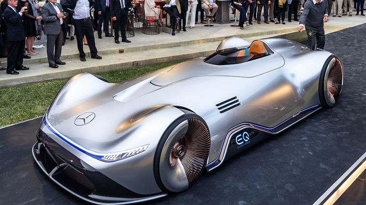 Vision EQ Silver Arrow är en eldriven konceptbil som hyllar rekordbilen W125 från 1938. Här förevisad av Daimlers designchef Gordon Wagener.