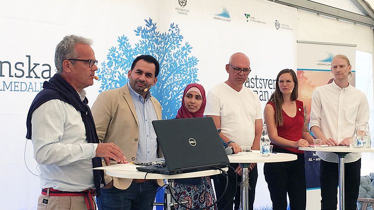 Från vänster: Anders Carlberg, VGR, Adnan Abdul Ghani, Support Group Network (SGN), Inam Alghoul, SGN, Jan Theliander, prorektor Högskolan Väst, Saga Carlgren, Vänsterpartiet Gotland, Oskar Adenfelt, Fores migrations- och integrationsprogram