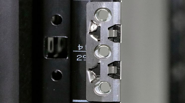 Unikt plug & play 19"-fäste för 1HE