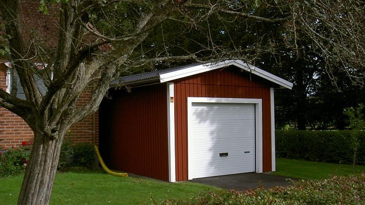 Rött enkelgarage från Lövångers Bygg