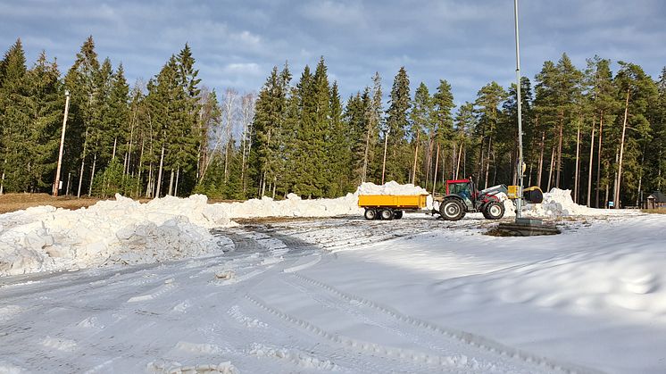 Isaberg har flyttat och schaktat ihop snö för att kunna öppna en skidbacke till sportlovet.
