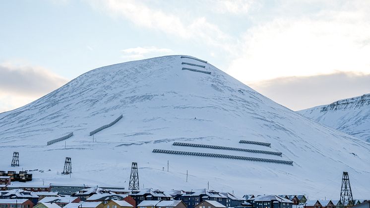 I Longyearbyen merkes klimaendringene godt. Etter skredet i 2015 startet arbeidet med å sikre fjellsidene over byen. Foto: Maria Philippa Rossi/UNIS