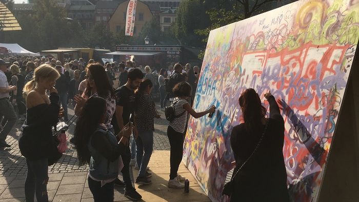I samarbete med Graffiti Sthlm kunde festivalbesökarna prova på att måla graffiti.