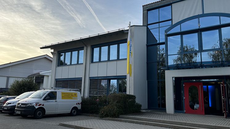 Die Bayernwerk Netz hat ein neues Gebäude in Obing bezogen. Der Standort dient als Anlaufstelle für Servicetechniker und Mitarbeiter des Rufbereitschaftsgebiets Obing.