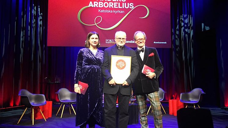 Kardinal Arborelius tillsammans med Kristin Lundell och Johan Hakelius från nyhetsmagasinet Fokus