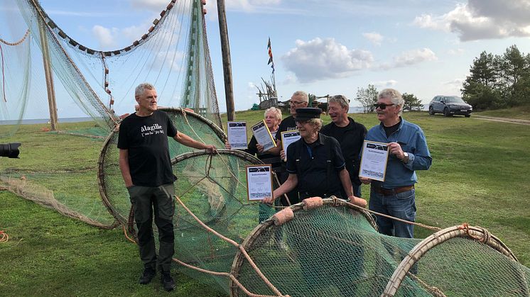 Ålagillet är Årets Guldambassadör i Kristianstads kommun. På bilden ser ni glada ålafiskare som förbereder sig för kvällens gillen.
