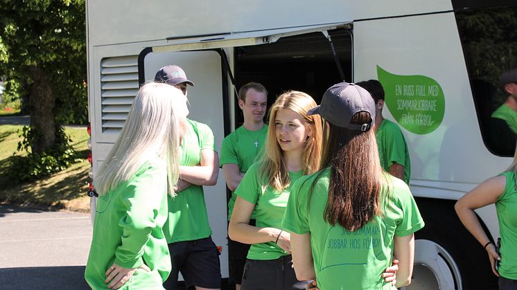 Några av årets sommarjobbare framför sommarjobbsbussen.