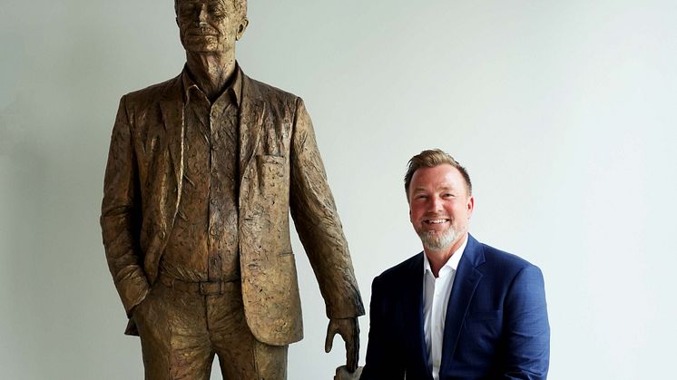 Jacob Brunsborg, son of Lars Larsen and Chairman of the Board of Lars Larsen Group, sits on the chair that is part of the bronze sculpture "Købmanden" ("The Tradesman") by Nanna Drewes Brøndum.