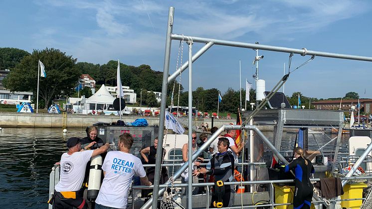 Die Crew der Seekuh geht mit Tauchern auf Müllsuche am Meeresgrund