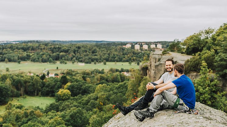 Två klättare på det populära Fjällboberget med utsikt över Fjällbo park