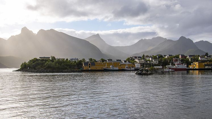 Husøy på Senja sikres stabil energiforsyning gjennom et innovativt og framtidsrettet energisystem. Multiconsult bistår Troms Kraft Nett og SmartSenja med prosjektet. Foto: Adobe Stock