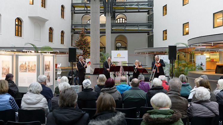 Freier Eintritt für sechs Weihnachtskonzerte in der Kundenhalle der Stadtsparkasse München im Tal erfreut Kunden und Passanten.