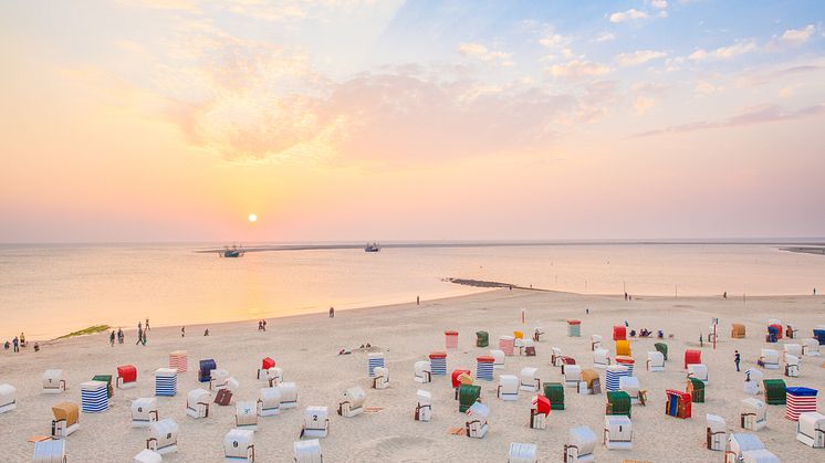 Borkum_Bunte_Strandkörbe_auf_der_Insel_Borkum_bei_Sonnenuntergang