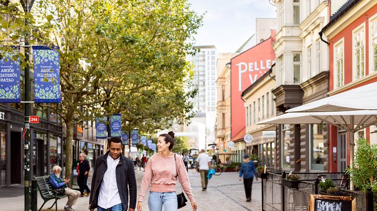 Ett turistande par i centrala Malmö