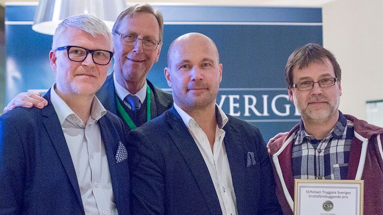 Från höger; pristagaren Frank Carlsson, regionpolismästare Ulf Johansson, ordförande Karl-Åke Pettersson (Tryggare Sverige) och VD Daniel Elfvendahl (mySafety). Foto: Jenny Persson (Aktuell Säkerhet)