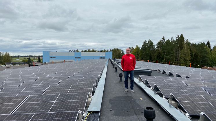 Juha Päntinmäki, Production & Distribution Manager in Jalas, on the sun cell covered roof top.