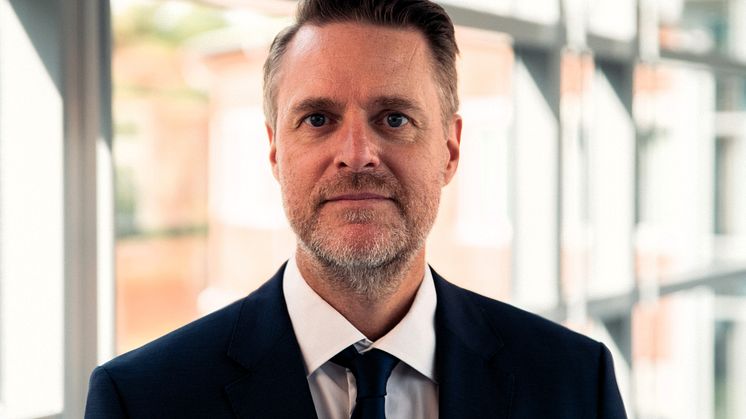 ”Framgångsrika organisationer fungerar som snabbrörliga fiskstim, inte som svårmanövrerade atlantångare”, menar Henrik Eriksson, ny professor i industriell ekonomi vid Högskolan Väst. Foto: Högskolan Väst.