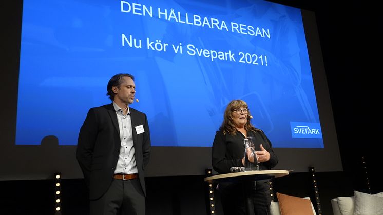Hållbart resande var fokus på SveParks konferens i Helsingborg. Elektrifieringen och el-laddningen kräver organiserade parkeringsplatser, menar Sveparks ordförande Stefan Carlbaum Jonsson och Lena Karlsson, vd på SvePark. Foto: Kim Hall