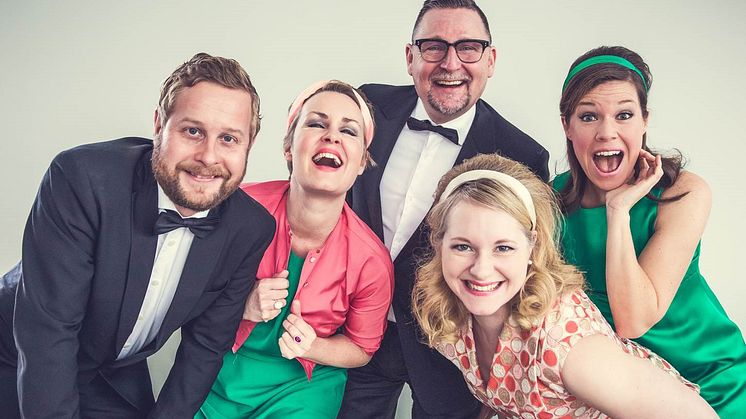 Mattias Palm, Theresa Skjolden, Erik Gullbransson, Stina Klintbom och Sara Ljunggren tar sig an Hasse & Tage i föreställningen Goddag goddag. Foto Sara Ljunggren.