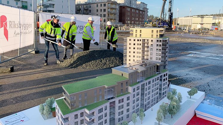 Fr v Roger Steffner, projektledare Riksbyggen, Louise Stenbom, säljare Riksbyggen, Miguel Odhner, kommunstyrelsens ordförande och Dennis Persson, första köparen i Brf kaprifolen.