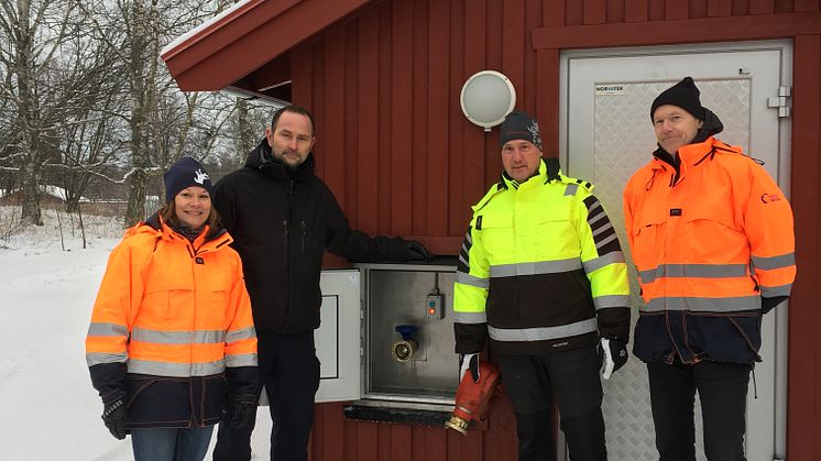 Lena Blad, VD Gästrike Vatten, Robert Strid, Gästrike Räddningstjänst, Patrik Hedström, Alltransport och Gunnar Ferngren, Gästrike Vatten, framför den nya vattenkiosken vid vattenverket i Gävle