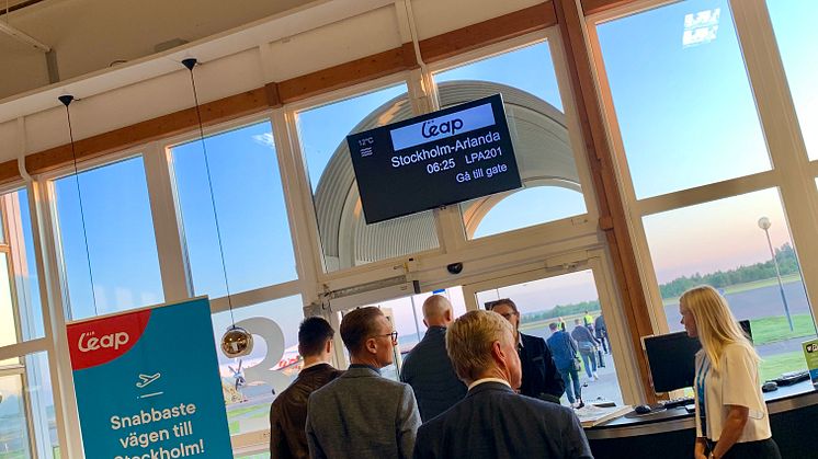 De första passagerarna på väg ut till flygplanet