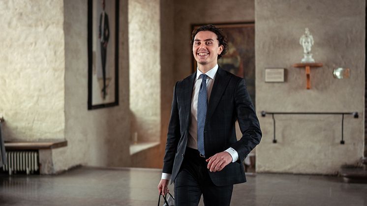 Damir Bicharov är ny fastighetsmäklare och partner på Bjurfors Uppsala. 