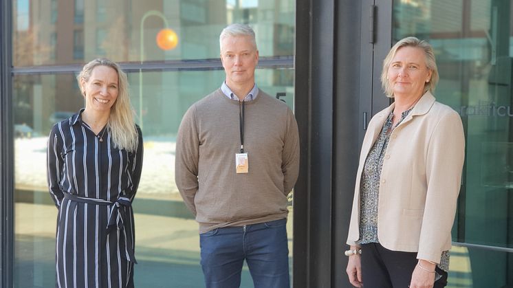 Landschef Ira Keskitalo från Huawei Finlands Enterprise Business Group (t.v.), teamledare Peter Waltonen och rektor Laila Andersson från Yrkesinstitutet Prakticum ser framemot de nya möjligheterna som samarbetet medför.