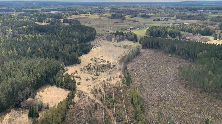 Varje år kompletterar Linde energi drönarbesiktning av elnätet med helikopterbesiktning. Foto: Linde energi