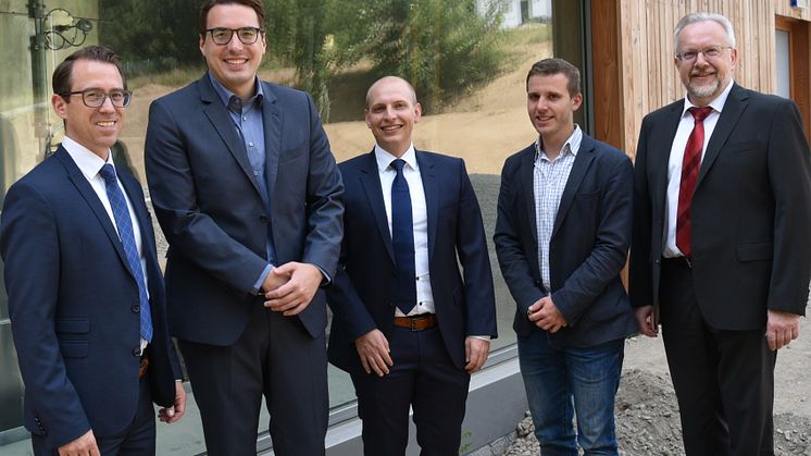 „Vertrauen in die Energieversorgung wiederherstellen“ (v. l.): Dr. André Zorger (Bayernwerk Netz), Erster Bürgermeister Sebastian Koch, Daniel Pangerl (Bayernwerk Netz), Tobias Baierl (Energieversorgung Wenzenbach) und Karl Krapf (Bayernwerk Netz).
